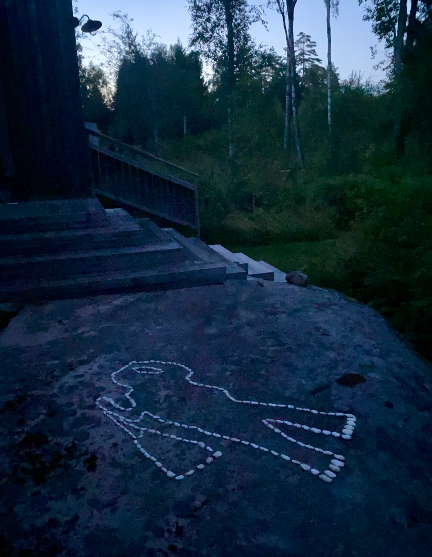 Musselskalen, vita som månen i skymningen.